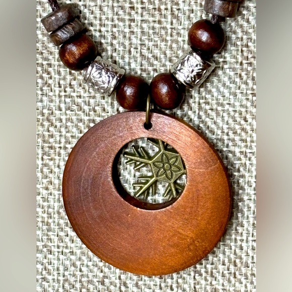 Wooden Boho Snowflake Necklace - NWT - Picture 5 of 6